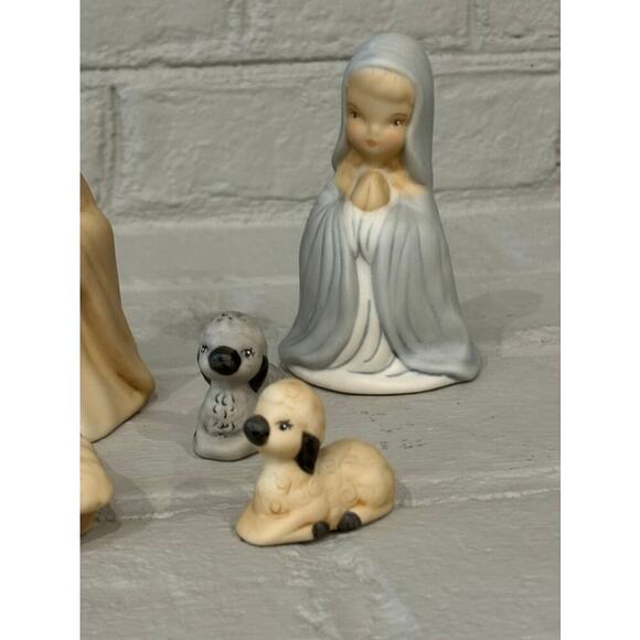 Vintage Editions in Porcelain Nativity Set - Picture 5 of 14